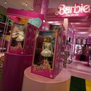 ARCHIVO - Productos con temática de Barbie se exhiben en una sección especial en Bloomingdales, en Nueva York, el jueves 20 de julio de 2023. La empresa matriz Mattel creó una campaña de marketing de productos con más de 100 marcas que se tiñeron de rosa.(Foto AP/Richard Drew, archivo)