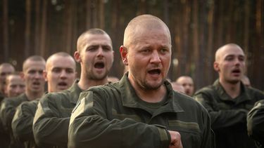 ARCHIVO - Soldados recién reclutados lanzan sus gorras para celebrar el final de su entrenamiento en una ase militar cerca de Kiev, Ucrania, el lunes 25 de septiembre de 2023. (AP Foto/Efrem Lukatsky, Archivo)