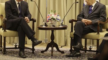 americateve | El presidente israel&iacute; Shimon Peres, derecha, con el primer ministro brit&aacute;nico David Cameron en Jerusal&eacute;n el mi&eacute;rcoles, 12 de marzo del 2014. Cameron prometi&oacute; que Europa respaldar&aacute; al estado jud&iacute;o al oponers