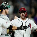 James McCann, de los Diamondbacks de Arizona, festeja con el venezolano Ildemaro Vargas su jonrón de dos carreras ante los Atléticos de Oakland, el miércoles 22 de julio de 2026 (AP Foto/Ross D. Franklin)
