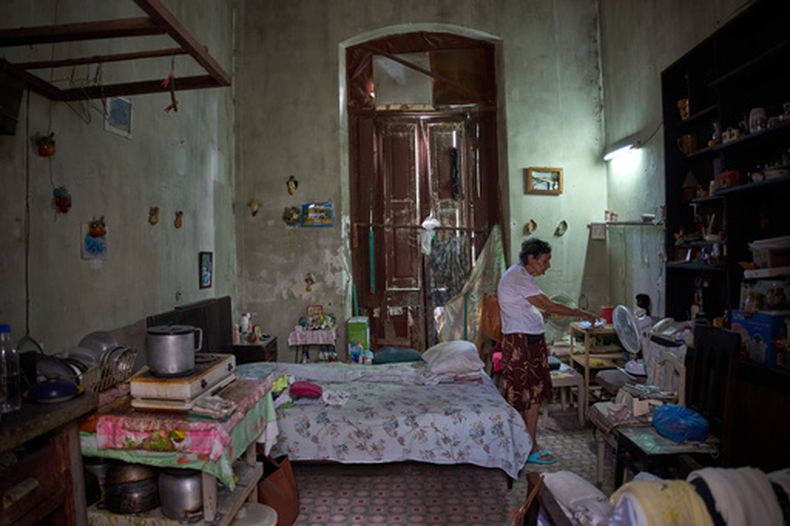 Mercedes Lopez Rey, de 83 años, se ve de pie en su apartamento de una habitación en la zona antigua de La Habana, Cuba, el viernes 10 de abril de 2026. (AP Foto/Ramón Espinosa)