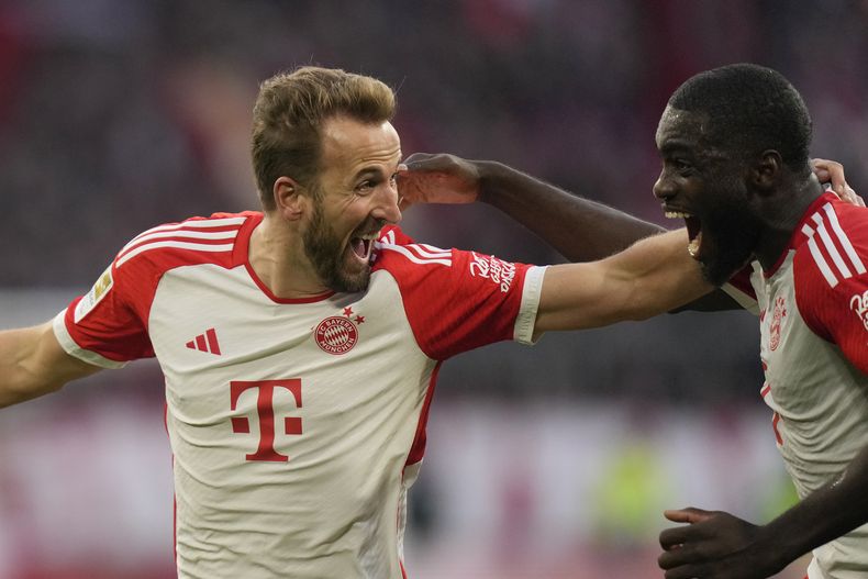 Harry Kane del Bayern Munich celebra con su compañero Serge Gnabry tras anotar el primer gol de su equipo en el encuentro de la Bundesliga ante el Heindeim en Munich el sábado 11 de noviembre del 2023. (AP Foto/Matthias Schrader)