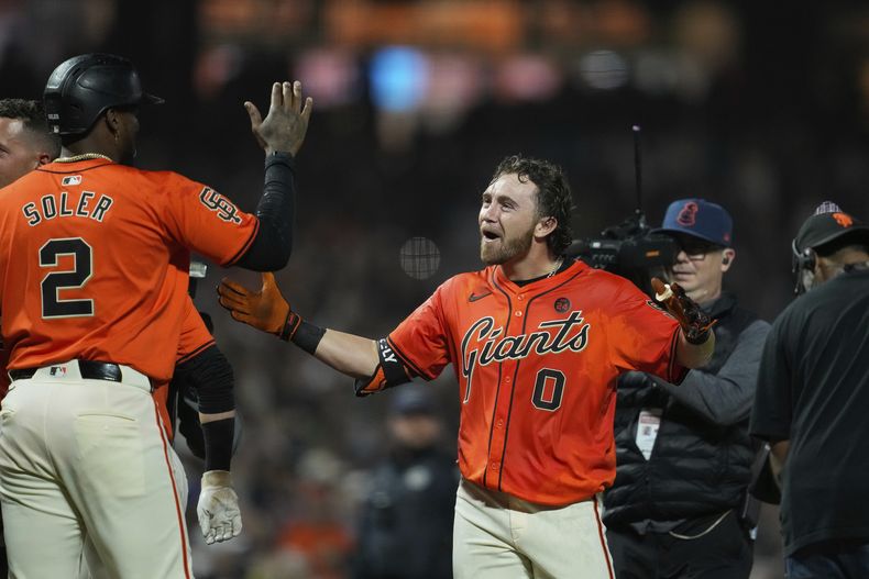 Brett Wisely, de los Gigantes de San Francisco, festeja con el cubano Jorge Soler, luego de pegar un jonrón decisivo ante los Dodgers de Los Ángeles, el viernes 28 de junio de 2024 (AP Foto/Godofredo A. Vásquez)