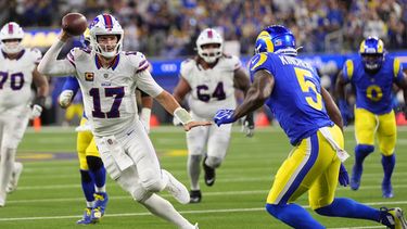 El quarterback de los Bills de Buffalo, Josh Allen, a la izquierda, corre con el balón mientras el safety de los Rams de Los Ángeles, Kamren Kinchens, defiende durante la segunda mitad de un partido de fútbol americano de la NFL, el lunes 12 de octubre de 2026, en Inglewood, California. (Foto AP/Gregory Bull)