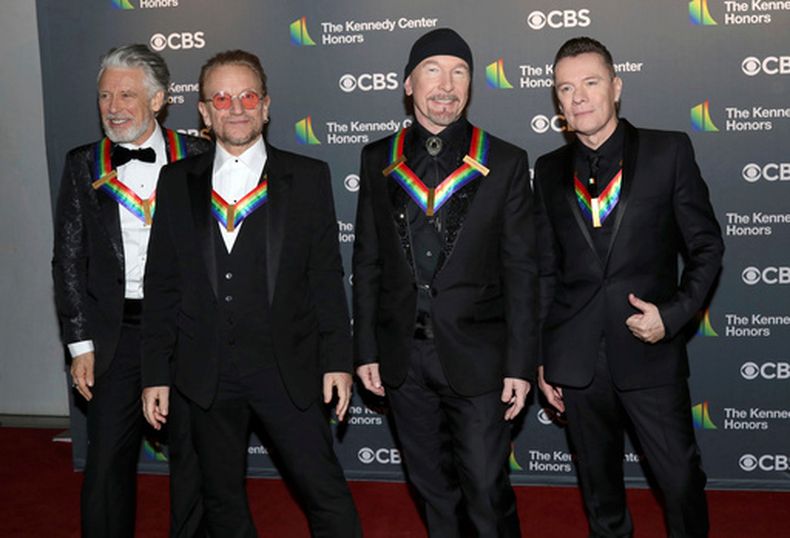 ARCHIVO - Adam Clayton, de izquierda a derecha, Bono, The Edge y Larry Mullen Jr., de la banda irlandesa U2, llegan a la gala Kennedy Center Honors en Washington el 4 de diciembre de 2022. (Foto Greg Allen/Invision/AP, archivo)