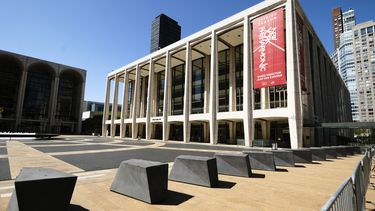 ARCHIVO - David Geffen Hall en el Lincoln Center, donde la Filarmónica de Nueva York suele presentarse en Nueva York, 12 de mayo de 2020. (Foto Evan Agostini/Invision/AP, archivo)