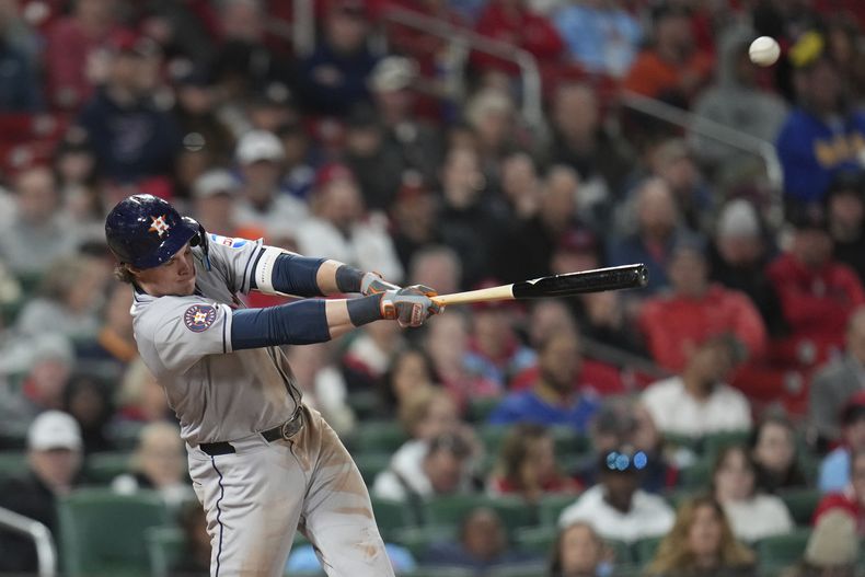 Jake Meyers de los Astros de Houston batea un sencillo remolcador en la sexta entrada ante los Cardenales de San Luis el martes 15 de abril del 2025. (AP Foto/Jeff Roberson)