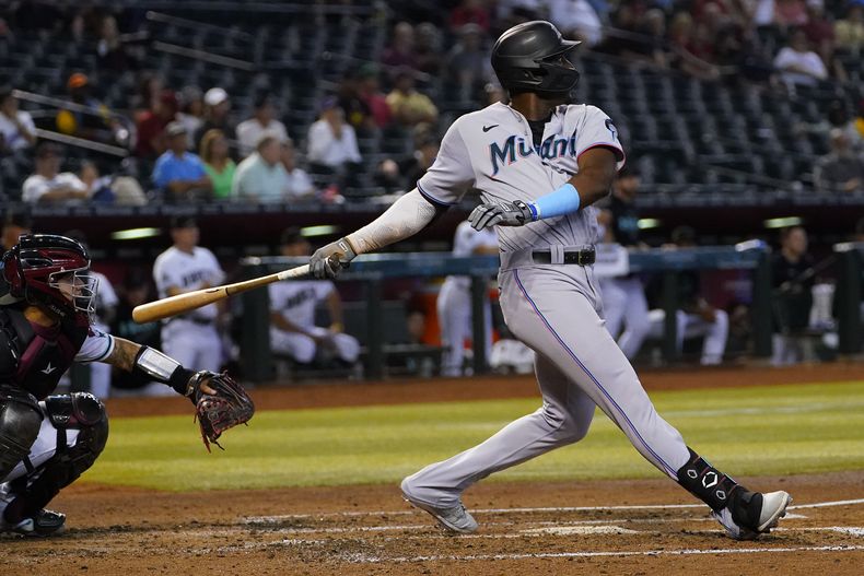 El dominicano Jesús Sánchez, de los Marlins de Miami, conecta un jonrón de tres carreras en el juego ante los Diamondbacks de Arizona, el miércoles 10 de mayo de 2023 (AP Foto/Matt York)