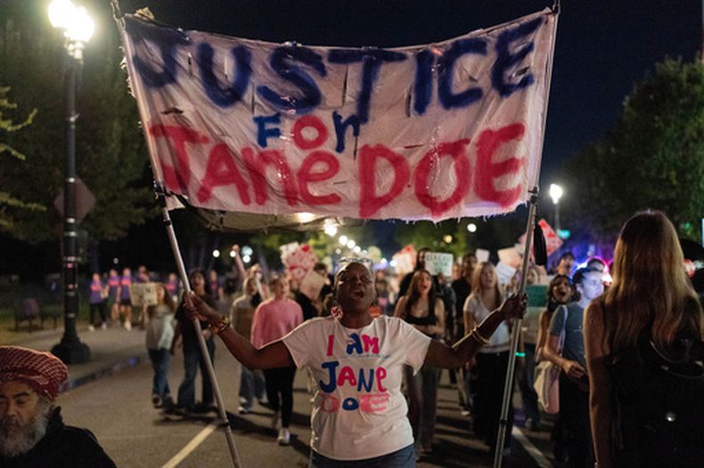 Un grupo de manifestantes marcha desde el monumento a Washington hacia la Casa Blanca durante una protesta contra la violencia sexual en Washington, el jueves 8 de octubre de 2026. (AP Foto/Jose Luis Magana)