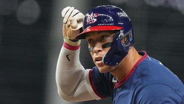 El estadounidense Aaron Judge gesticula tras batear un sencillo ante la República Dominicana en el Clásico Mundial de béisbol, el domingo 15 de marzo de 2026, en Miami. (AP Foto/Lynne Sladky)
