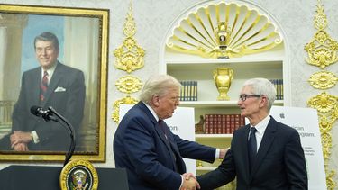 El presidente Donald Trump estrecha la mano del director general de Apple, Tim Cook, en el Despacho Oval, el miércoles 6 de agosto de 2025, en Washington. (AP Foto/Alex Brandon)
