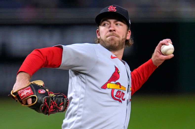El pitcher de los Cardenales de San Luis Matthew Liberatore lanza en la primera entrada del juego ante los Piratas de Pittsburgh el miércoles 23 de septiembre del 2026. (AP Foto/Gene J. Puskar)