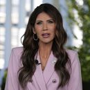 La secretaria de Seguridad Nacional, Kristi Noem, habla durante una entrevista televisiva en la Casa Blanca, el martes 26 de agosto de 2025, en Washington. (AP Foto/Alex Brandon)