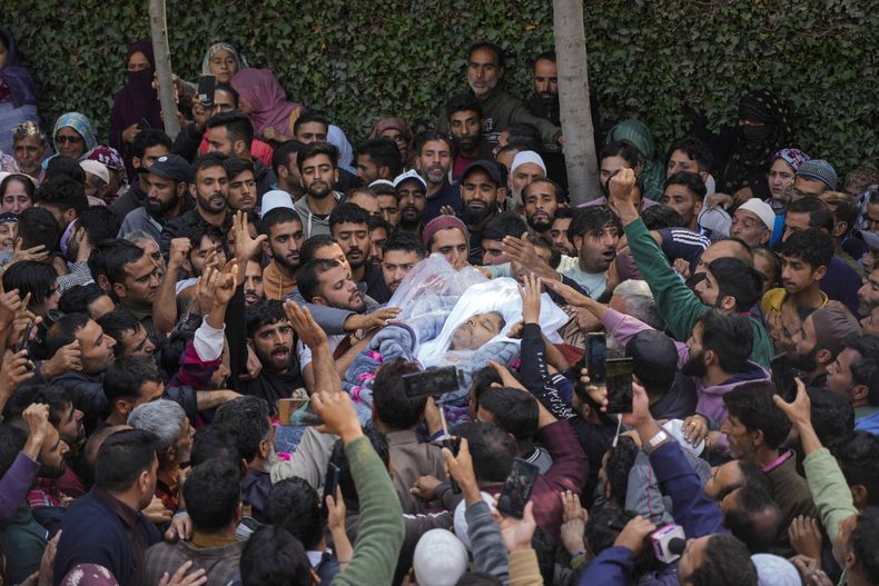 Vecinos cargan el cuerpo del médico de Cachemira Shahnawaz, uno de los asesinados por hombres armados que dispararon contra trabajadores de un estratégico túnel en la Cachemira controlada por India, el lunes 21 de octubre de 2024. (AP Foto/Mukhtar Khan)