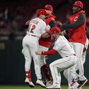 Rojos superan a Cachorros y evitan las 100 derrotas