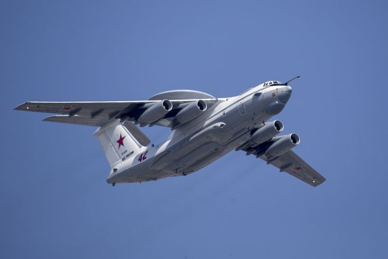 ARCHIVO - Un avión ruso Beriev A-50 de control y alerta temprana vuela sobre la Plaza Roja durante un ensayo del desfile del Día de la Victoria en Moscú, Rusia, el 7 de mayo de 2019. (AP Foto/Alexander Zemlianichenko, Pool, Archivo)