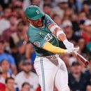Romy González, de los Medias Rojas de Boston, pega un doble productor en el duelo del viernes 24 de julio de 2026 ante los Azulejos de Toronto (AP Foto/Charles Krupa)