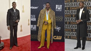 El actor Colman Domingo con un esmoquin de Louis Vuitton con doble botonadura de cristal y botas de vaquero con punta dorada en los Oscar en Los Ángeles el 10 de marzo de 2024, izquierda, Domingo con un traje amarillo mostaza de Valentino Haute Couture en la 29a entrega de los Critics Choice Awards en Santa Monica, California el 14 de enero, centro, y un esmóquin a la medida de Louis Vuitton y broches en los Emmy en Los Ángeles el 15 de enero. (Foto AP)