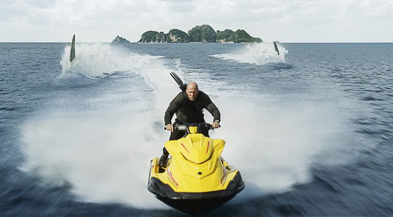 En esta imagen proporcionada por Warner Bros. Pictures, Jason Statham en una escena de Meg 2: The Trench. (Warner Bros. Pictures via AP)