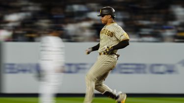 El dominicano Juan Soto, de los Padres de San Diego, llega a la intermedia durante el juego del viernes 26 de mayo de 2023, ante los Yanquis de Nueva York (AP Foto/Frank Franklin II)