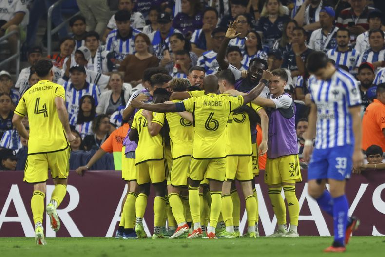 Los jugadores del Crew de Columbus felicitan al uruguayo Diego Rossi, tras un gol ante Monterrey en la vuelta de las semifinales de la Copa de Campeones de la CONCACAF, el miércoles 1 de mayo de 2024 (AP Foto/Alberto López)