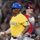 El dominicano Rafael Devers, de los Medias Rojas de Boston, anota tras conectar un jonrón en el juego del miércoles 26 de julio de 2023, ante los Bravos de Atlanta (AP Foto/Steven Senne)