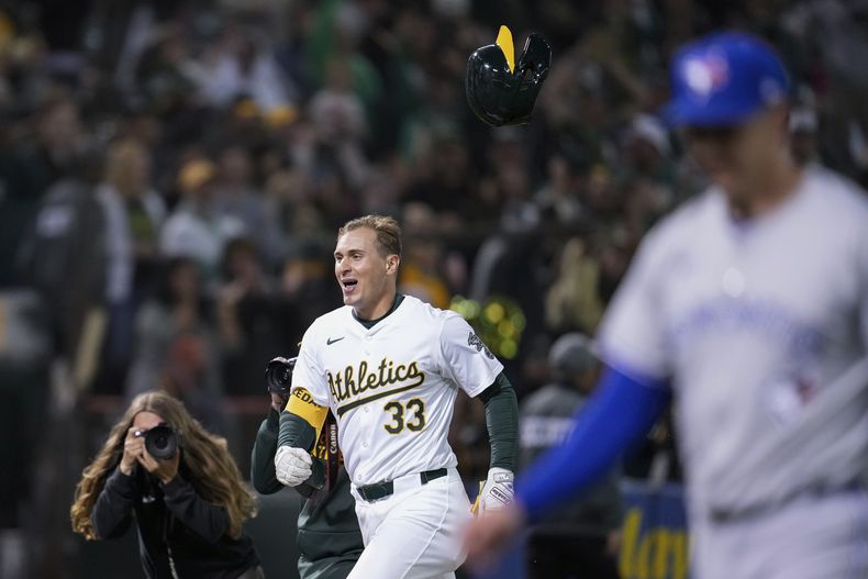 JJ Bleday, de los Atléticos de Oakland (33) celebra luego de sacudir el jonrón que dio la victoria sobre los Azulejos de Toronto durante la novena entrada del juego de béisbol, el vienres 7 de junio de 2024, en Oakland, California. (AP Foto/Godofredo A. Vásquez)
