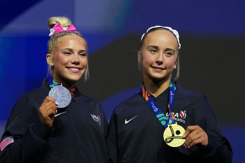 La ganadora de la medalla de plata, Reese Esponda, a la izquierda, y la ganadora de la medalla de oro, Claire Pease, ambas de Estados Unidos, posan en el podio de la prueba de ejercicio de piso durante las finales por aparatos en el Campeonato Mundial de Gimnasia Artística en Rótterdam, Países Bajos, el domingo 25 de octubre de 2026. (Foto AP/Patrick Post)