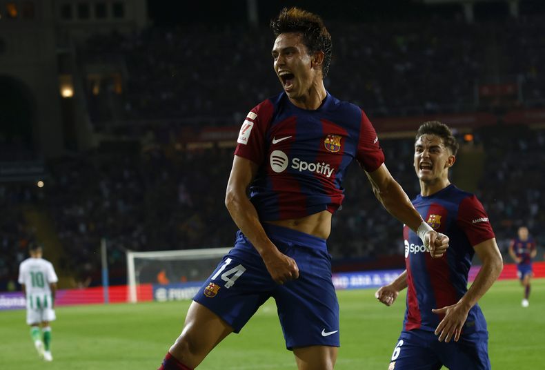 Joao Felix del Barcelona celebra tras anotar el primer gol de la goleada de su equipo ante el Real Betis en la liga española el sábado 16 de septiembre del 2023. (AP Foto/Joan Monfort)