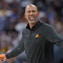 ARCHIVO - Monty Williams, entrenador de los Suns de Phoenix, discute una decisión arbitral durante el quinto partido de las semifinales de la Conferencia del Oeste ante los Nuggets de Denver, el martes 9 de mayo de 2023 (AP foto/David Zalubowski)