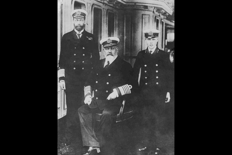 ARCHIVO- El rey Eduardo VII de Gran Bretaña, al centro, con sus hijos, el príncipe Jorge, izquierda, y su nieto el príncipe Eduardo en 1909. El príncipe Enrique es el primer miembro de alto rango de la familia real en testificar ante un tribunal desde finales del siglo XIX. El último fue el hijo mayor de la reina Victoria, el príncipe Alberto Eduardo. Testificó dos veces, primero en el proceso de divorcio de una mujer con la que fue acusado de tener una aventura y luego en un caso de calumnias que involucró a un hombre acusado de hacer trampa jugando naipes. (Foto AP, archivo)