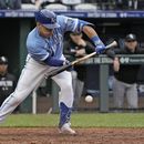 El venezolano Freddy Fermín, de los Reales de Kansas City, realiza un toque de bola ante los Medias Blancas de Chicago, el jueves 11 de mayo de 2023 (AP Foto/Charlie Riedel)