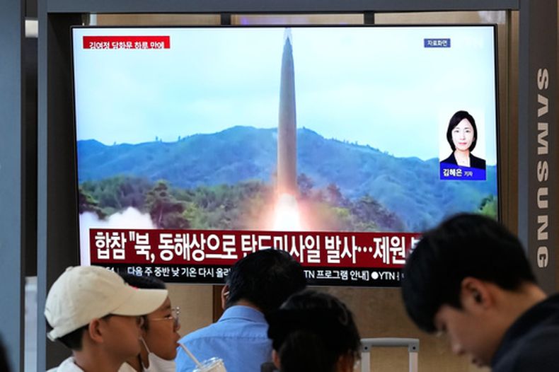 Una pantalla de televisión muestra una imagen de archivo del lanzamiento de un misil norcoreano durante un programa de noticias en la Estación Ferroviaria de Seúl, Corea del Sur, el sábado 3 de octubre de 2026. (AP Foto/Ahn Young-joon)