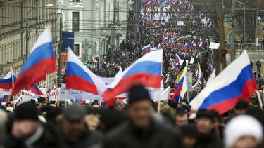 americateve | M&aacute;s de 10.000 manifestantes con banderas rusas marcharon en el centro de Mosc&uacute; el domingo 2 de marzo de 2014 para expresar apoyo a su gobieno ante los recientes acontecimientos en la relaci&oacute;n con Ucrania. (Foto AP/Pavel Golovkin)