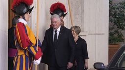 El presidente de Cuba, Miguel Díaz-Canel (centro), y su esposa, Lis Cuesta, tras reunirse con el papa Francisco en el Vaticano, el 20 de junio de 2023. (AP Foto/Domenico Stinellis) El presidente de Cuba, Miguel Díaz-Canel (centro), y su esposa, Lis Cuesta, tras reunirse con el papa Francisco en el Vaticano, el 20 de junio de 2023. (AP Foto/Domenico Stinellis)