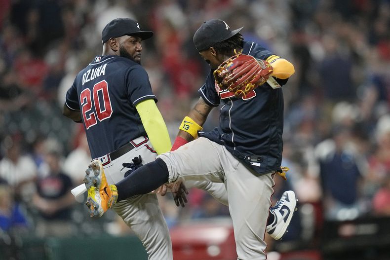 Marcell Ozuna (20) y Ronald Acuña Jr., derecha, de los Bravos de Atlanta, celebran después de derrotar a los Guardianes de Cleveland en el juego de béisbol del lunes 3 de julio de 2023, en Cleveland. (AP Foto/Sue Ogrocki)