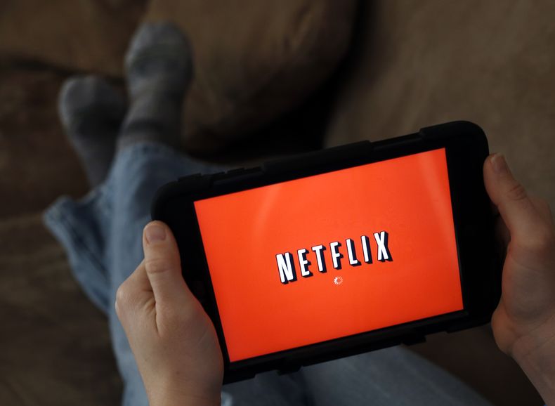 Una persona ve Netflix en una tableta en North Andover, Massachusetts en una fotograf&iacute;a del 17 de enero de 2014. Las acciones de la mayor&iacute;a de las acciones tecnol&oacute;gicas cerraron en baja el viernes 11 de abril de 2014, incluyendo las d