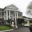 ARCHIVO - Visitantes se preparan para recorrer Graceland en Memphis, Tennessee el 13 de marzo de 2017. (Foto AP/Beth J. Harpaz, archivo)