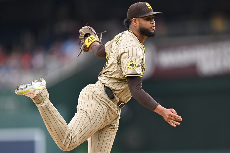 El abridor dominicano de los Padres de San Diego, Randy Vásquez lanza durante la primera entrada del juego de béisbol ante los Nacionales de Washington, el martes 23 de julio de 2024, en Washington. (AP Foto/John McDonnell)