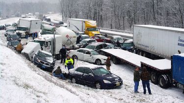 americateve | Veh&iacute;culos apilados por un kil&oacute;metros y medio (1 milla) en la autopista Turnpike de Pensilvania el jueves 26 de diciembre del 2013. Tramos de autopistas fueron bloqueados en el &aacute;rea oriental de Pensilvania, cubierta de nieve, a ra&iacu