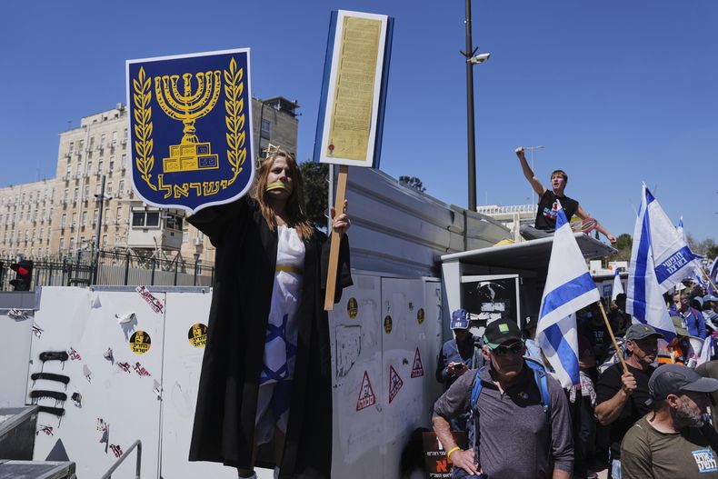 Una multitud protesta frente al Knésset, el Parlamento de Israel, en Jerusalén el domingo 23 de marzo de 2025, mientras el gabinete israelí se prepara para efectuar un voto de censura contra la fiscal general Gali Baharav-Miara. (AP Foto/Ohad Zwigenberg)