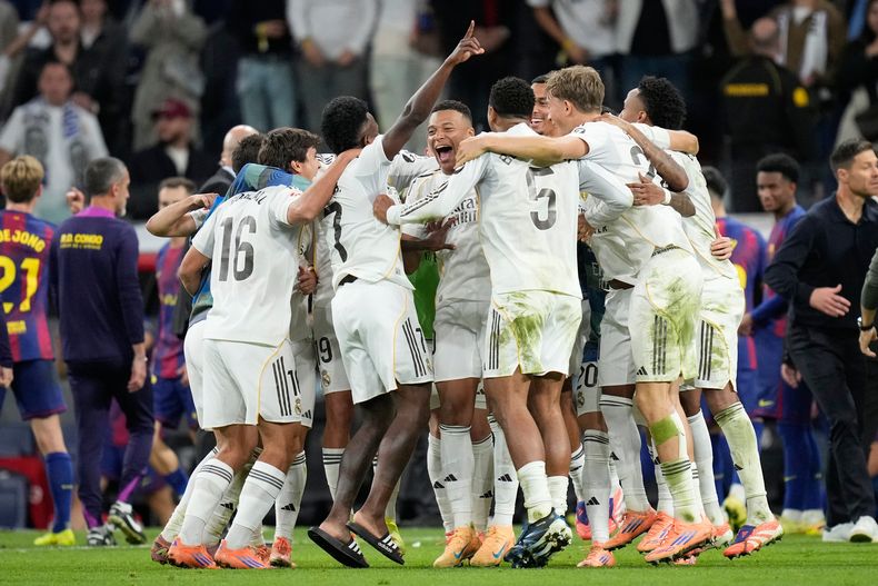 Jugadores del Real Madrid celebran la victoria en El Clásico ante el Barcelona en la liga española el domingo 26 de octubre del 2025. (AP Foto/Bernat Armangue)