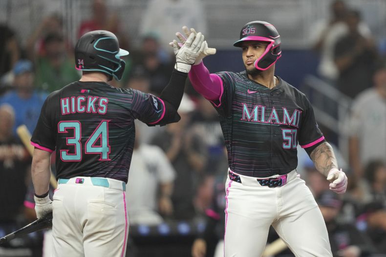 El bateador designado de los Marlins de Miami Agustín Ramírez celebra con Liam Hicks su jonrón en la cuarta entrada ante los Yankees de Nueva York el sábado 2 de agosto del 2025. (AP Foto/Jim Rassol)