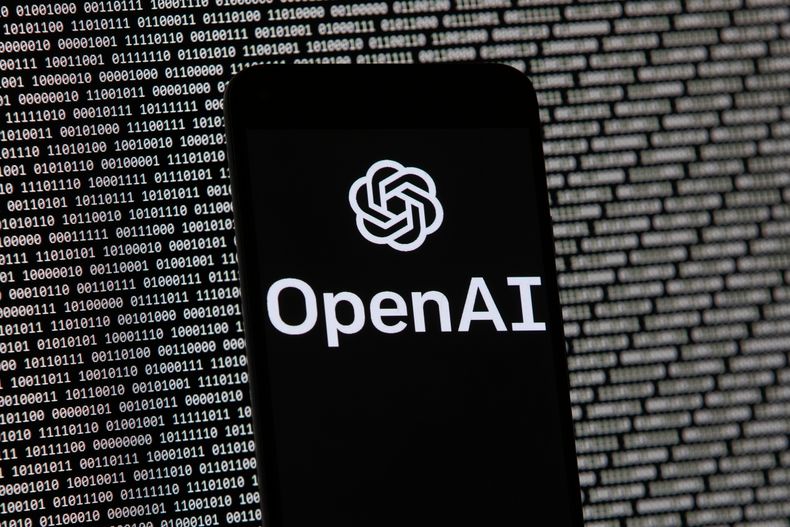 ARCHIVO - El logotipo de OpenAI aparece en un teléfono móvil frente a una pantalla de computadora con datos binarios aleatorios, el 9 de marzo de 2023, en Boston. (AP Foto/Michael Dwyer/Archivo)