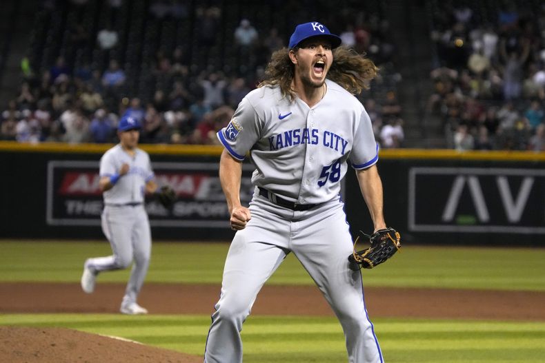 El pitcher de los Reales de Kansas City Scott Barlow reacciona tras la victoria por 5-4 de su equipo en un juego de la MLB contra los Diamondbacks de Arizona, el 25 de abril de 2023, en Phoenix. (AP Foto/Rick Scuteri)