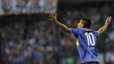 ARCHIVO - Foto del 3 de abril del 2011, Juan Ramón Riquelme del Boca Juniors celebra tras anotar ante Estudiantes de La Plata. El domingo 25 de junio del 2023, a nueve años de su retiro disputa un encuentro de despedida en La Bombonera enfrentando a estrellas de la selección de distintas épocas, incluyendo Lionel Messi. (AP Foto/Eduardo Di Baia, Archivo)