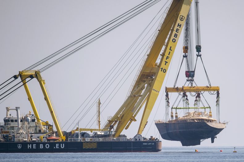 El superyate Bayesian, que se hundió cerca de Palermo, Sicilia, el 19 de agosto del 2024, es sacado del agua frente a la aldea de Porticello el 22 de junio del 2025. (AP foto/Salvatore Cavalli)