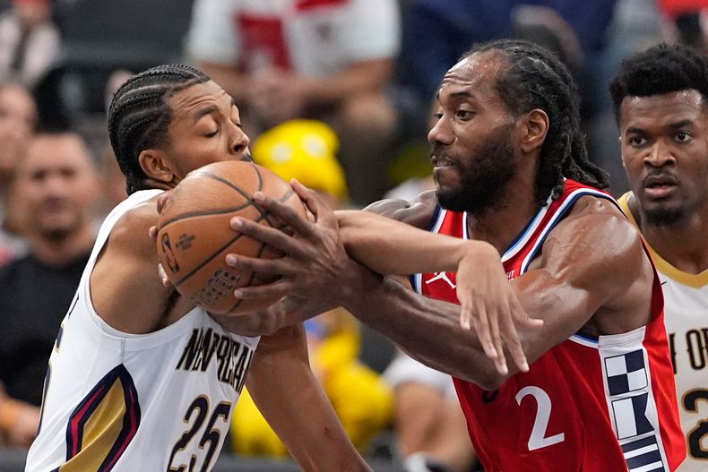 Kawhi Leonard, de los Clippers de Los Ángeles disputa el balón con Trey Murpy III, de los Pelicans de Nueva Orleáns, en el partido del viernes 31 de octubre de 2025 (AP Foto/Mark J. Terrill)