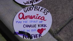 Un mensaje sobre el activista de extrema derecha Charlie Kirk, el líder de la organización Turning Point USA que fue asesinado a tiros el miércoles, en una vigilia en su memoria, el jueves 11 de septiembre de 2025, en Orem, Utah. (AP Foto/Lindsey Wasson)