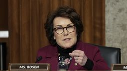 ARCHIVO - La senadora Jacky Rosen, demócrata por Nevada, habla durante una audiencia de confirmación de la Comisión de las Fuerzas Armadas del Senado en el Capitolio de Washington, el 14 de enero de 2025. (AP Foto/Ben Curtis, archivo)
